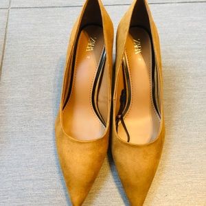 Velvet shoe with snake heals